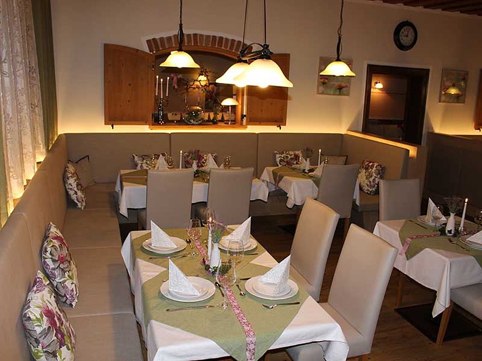 Restaurant mit Sitzmöglichkeit im Hotel Berghof in Obernberg